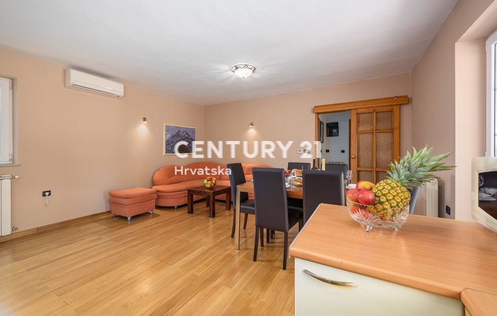 LABIN, PIĆAN, DUE CASE CON PISCINA E FABBRICATO ACCESSORIO