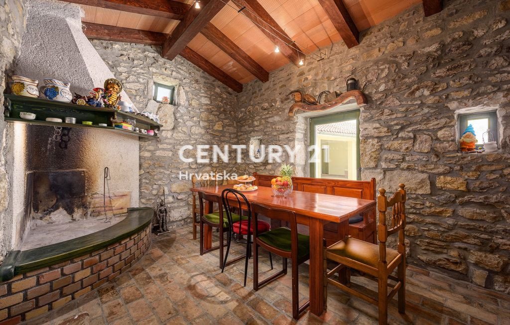 LABIN, PIĆAN, DUE CASE CON PISCINA E FABBRICATO ACCESSORIO