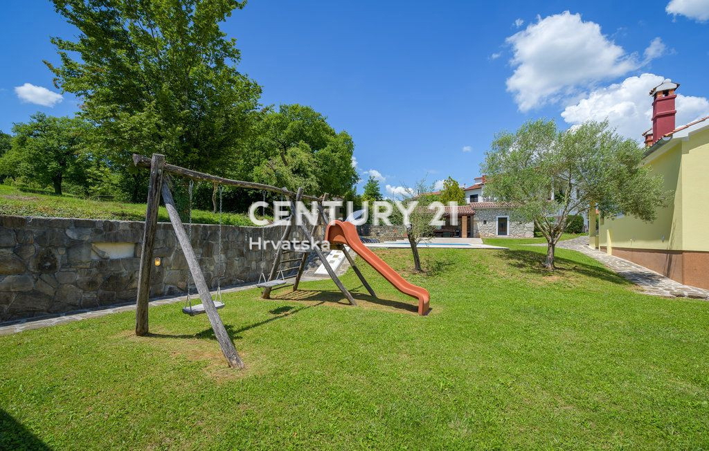 LABIN, PIĆAN, DUE CASE CON PISCINA E FABBRICATO ACCESSORIO