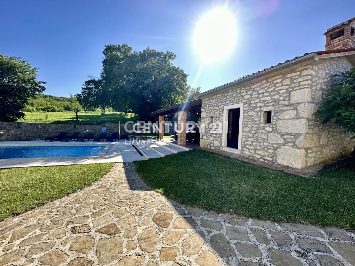 LABIN, PIĆAN, DUE CASE CON PISCINA E FABBRICATO ACCESSORIO