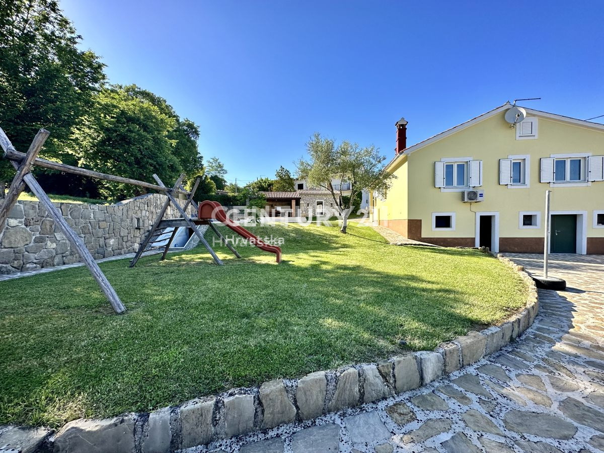 LABIN, PIĆAN, DUE CASE CON PISCINA E FABBRICATO ACCESSORIO