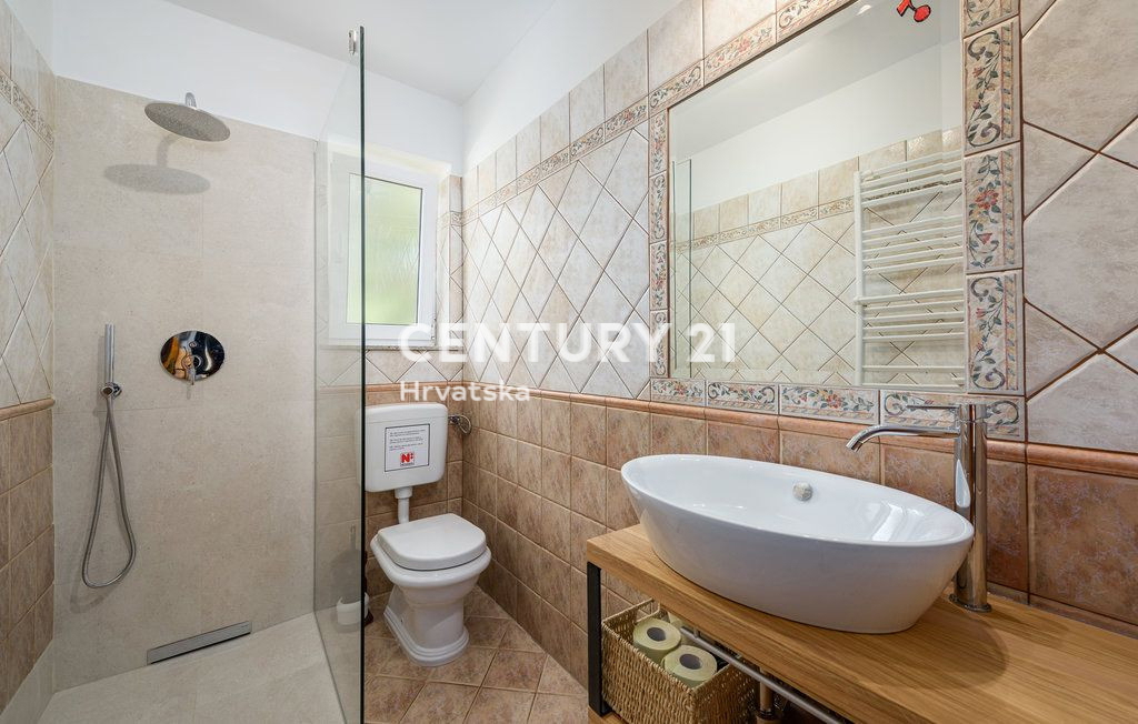 LABIN, PIĆAN, DUE CASE CON PISCINA E FABBRICATO ACCESSORIO