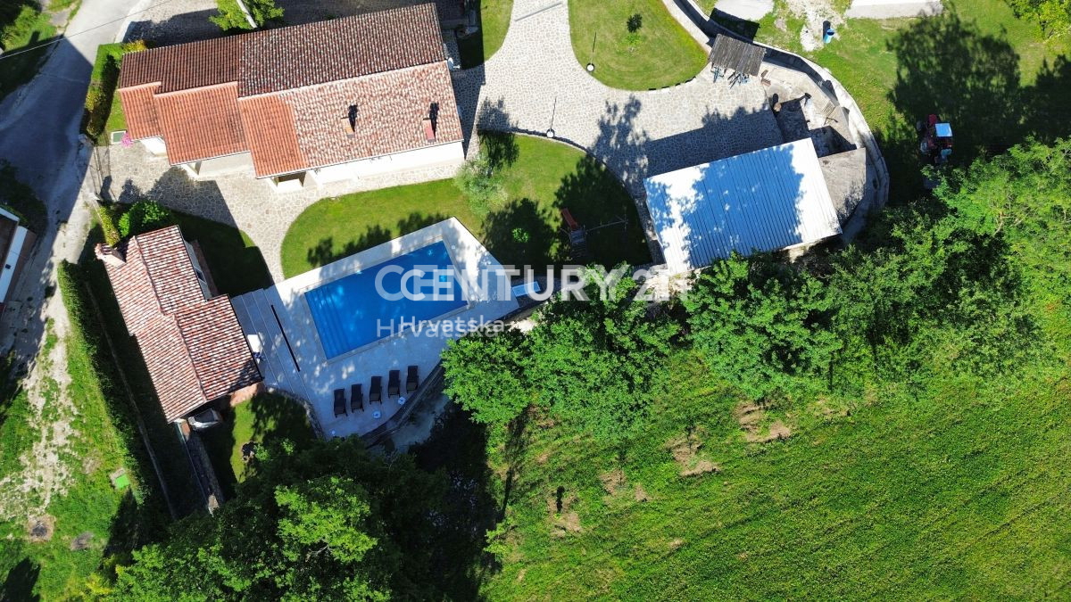 LABIN, PIĆAN, DUE CASE CON PISCINA E FABBRICATO ACCESSORIO
