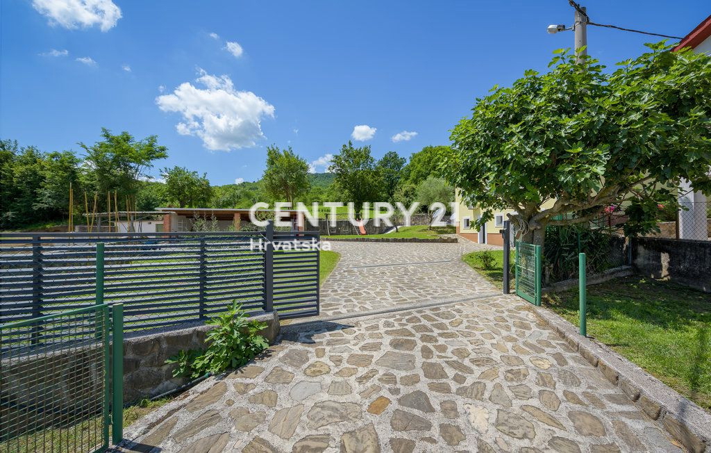 LABIN, PIĆAN, DUE CASE CON PISCINA E FABBRICATO ACCESSORIO