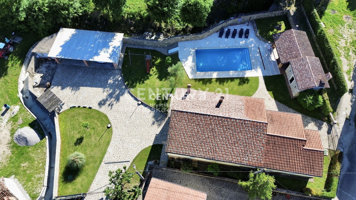 LABIN, PIĆAN, DUE CASE CON PISCINA E FABBRICATO ACCESSORIO