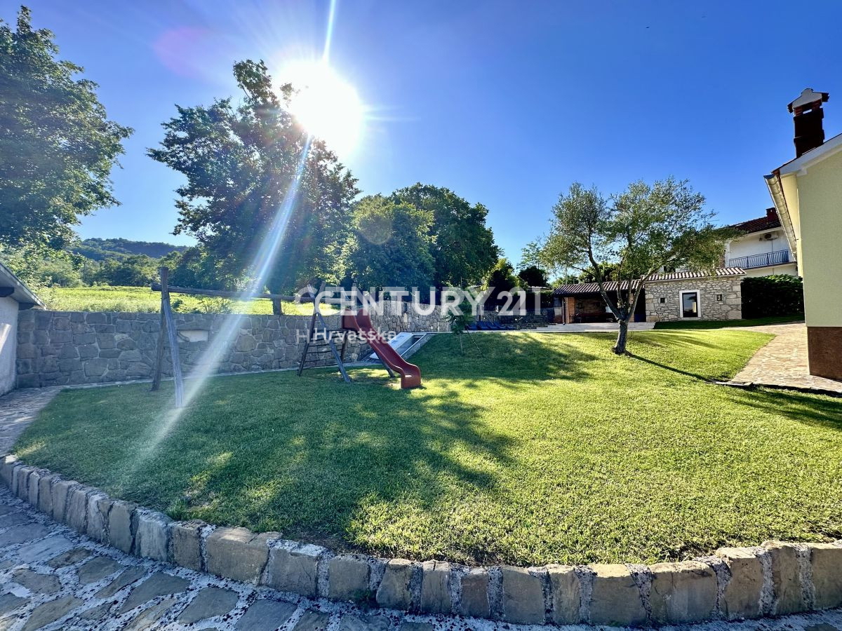 LABIN, PIĆAN, DUE CASE CON PISCINA E FABBRICATO ACCESSORIO