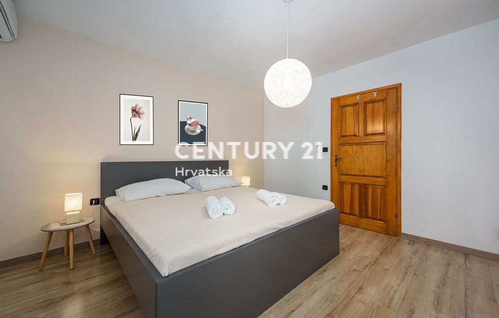 LABIN, PIĆAN, DUE CASE CON PISCINA E FABBRICATO ACCESSORIO