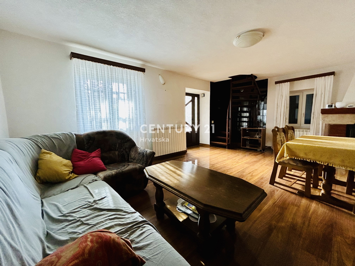 UMAG, DINTORNI, VILLA BIFAMILIARE A SOLI 2 KM DAL MARE