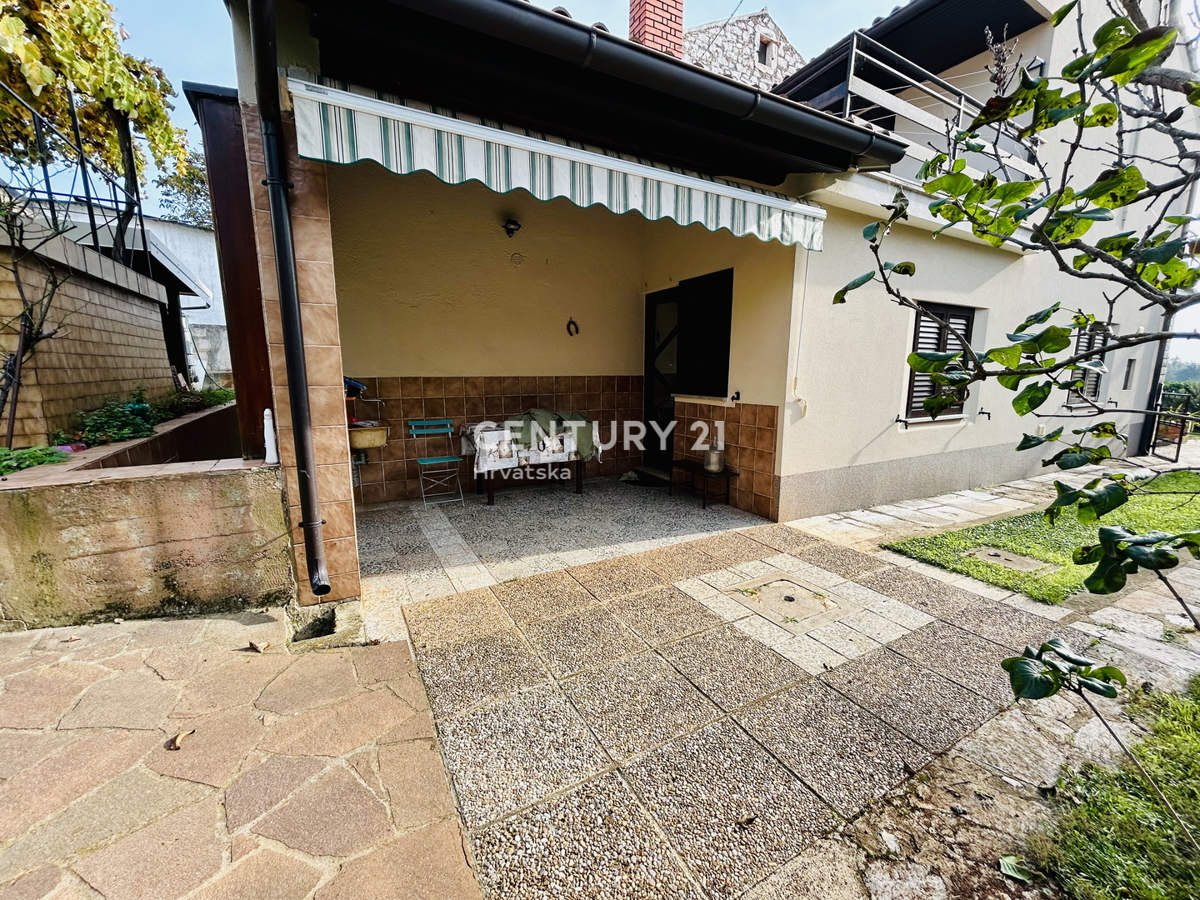 UMAG, DINTORNI, VILLA BIFAMILIARE A SOLI 2 KM DAL MARE