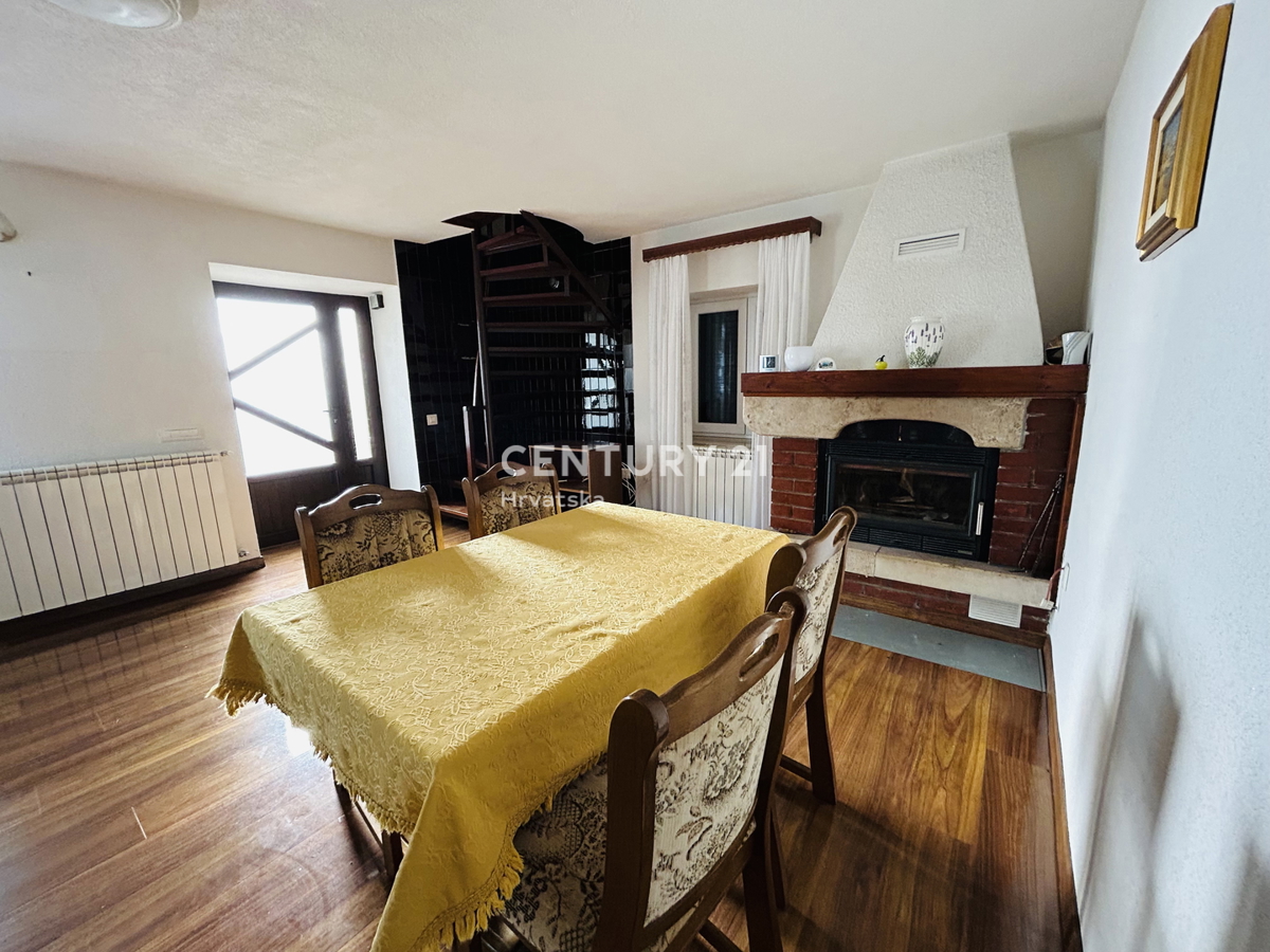 UMAG, DINTORNI, VILLA BIFAMILIARE A SOLI 2 KM DAL MARE