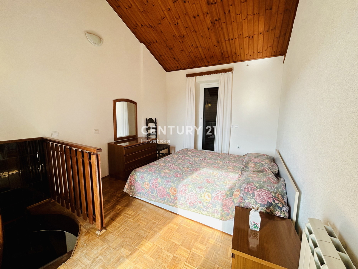 UMAG, DINTORNI, VILLA BIFAMILIARE A SOLI 2 KM DAL MARE