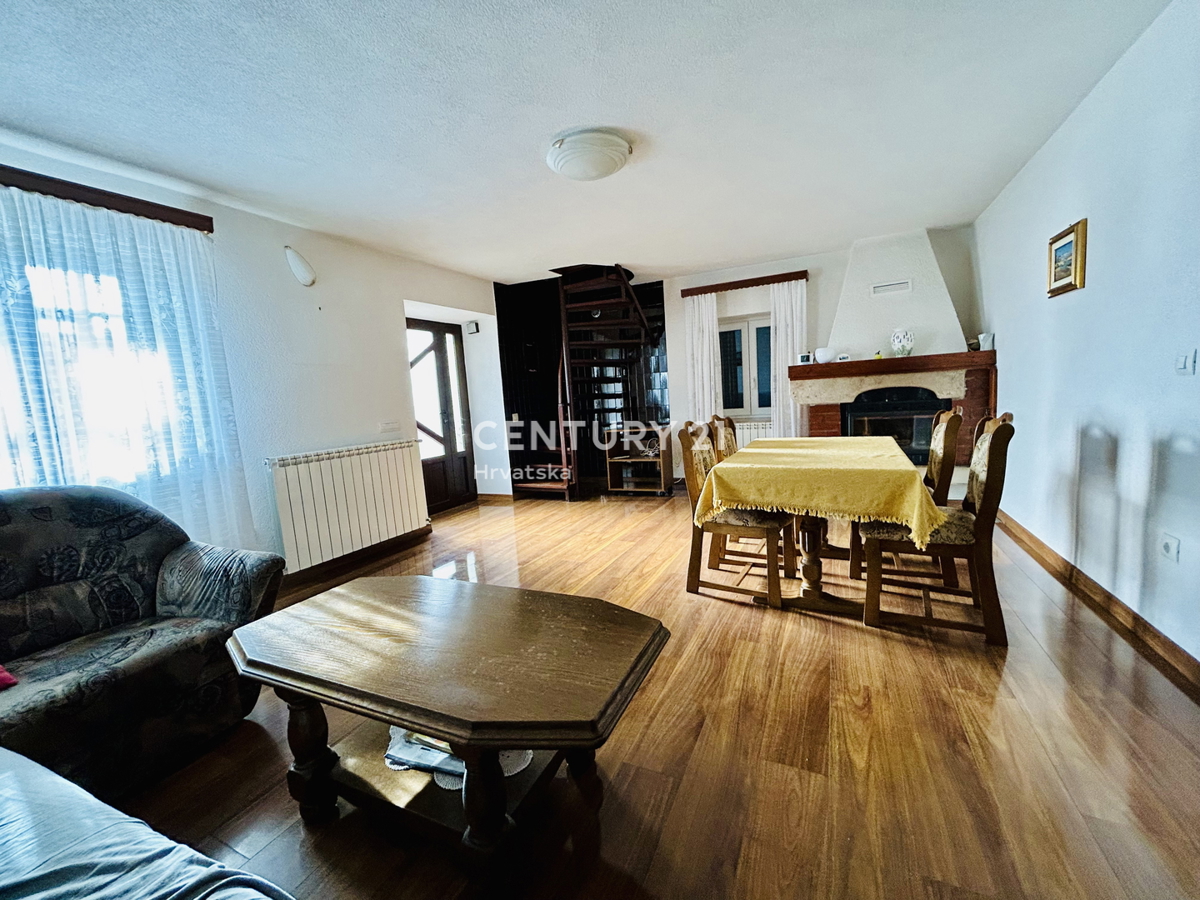 UMAG, DINTORNI, VILLA BIFAMILIARE A SOLI 2 KM DAL MARE