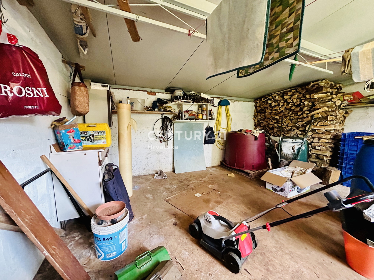 UMAG, DINTORNI, VILLA BIFAMILIARE A SOLI 2 KM DAL MARE