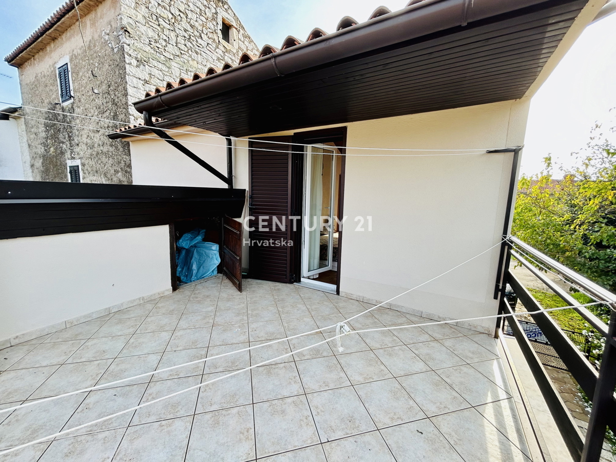 UMAG, DINTORNI, VILLA BIFAMILIARE A SOLI 2 KM DAL MARE