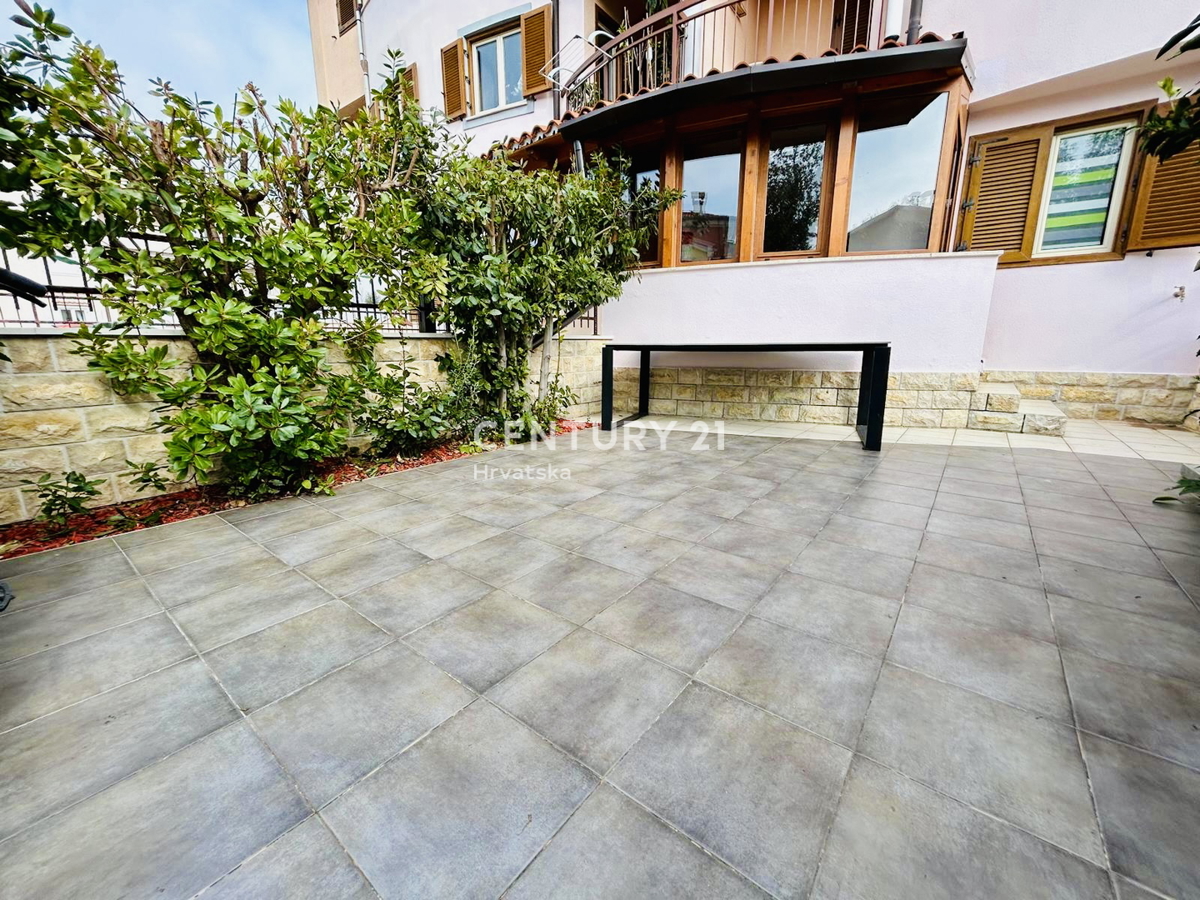 NOVIGRAD, APPARTAMENTO AL PIANO TERRA A SOLO 200 METRI DALLA SPIAGGIA