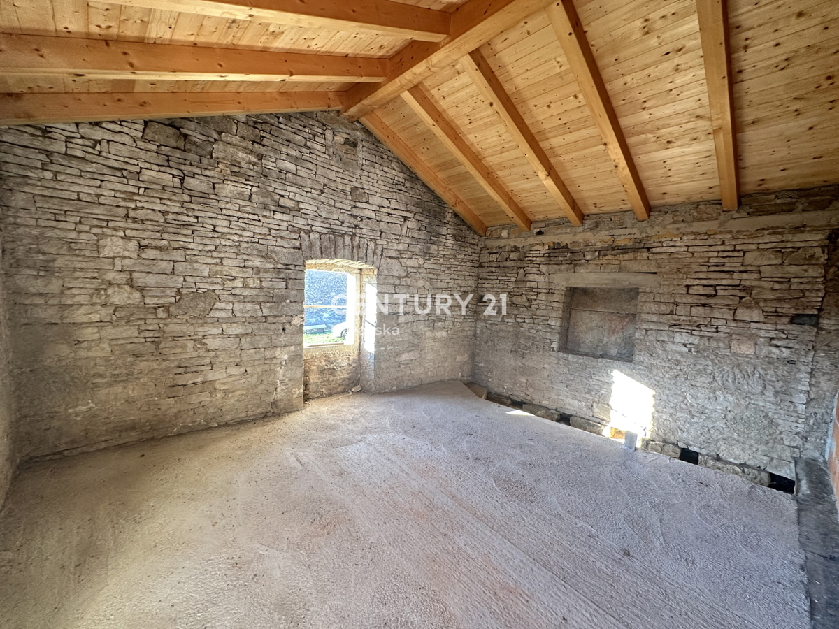 PAZIN, LINDAR, CASA IN PIETRA PARZIALMENTE RISTRUTTURATA CON CORTILE IN POSIZIONE TRANQUILLA