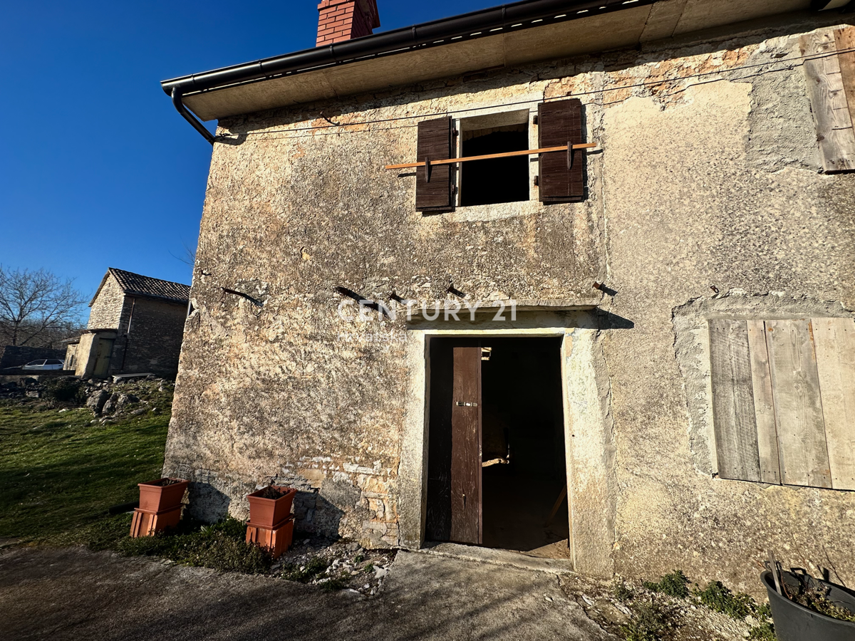 PAZIN, LINDAR, CASA IN PIETRA PARZIALMENTE RISTRUTTURATA CON CORTILE IN POSIZIONE TRANQUILLA
