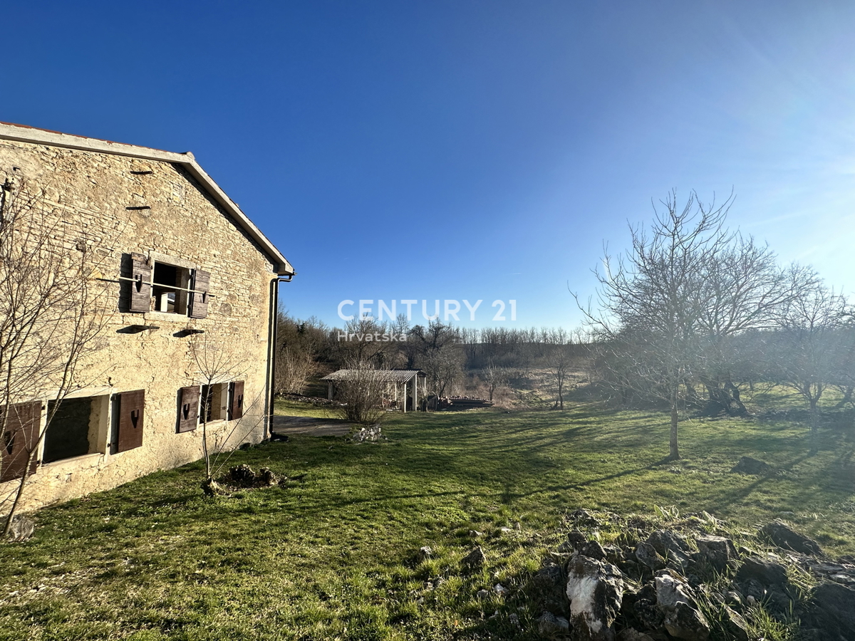 PAZIN, LINDAR, CASA IN PIETRA PARZIALMENTE RISTRUTTURATA CON CORTILE IN POSIZIONE TRANQUILLA