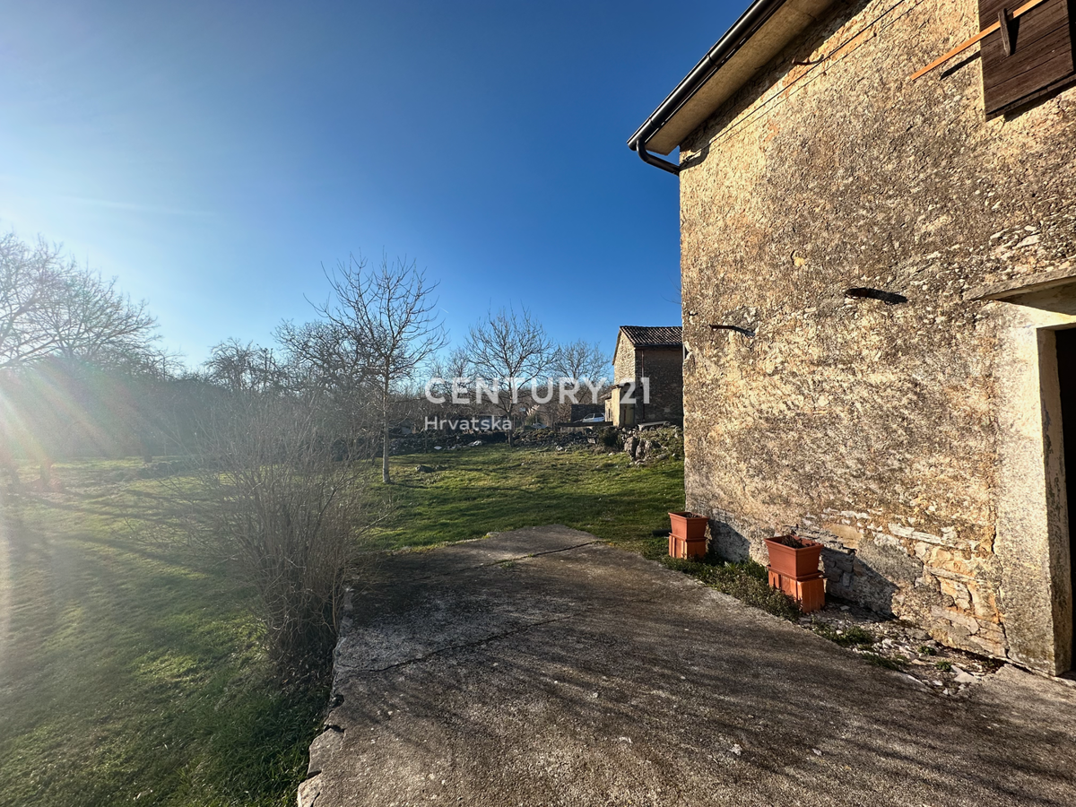 PAZIN, LINDAR, CASA IN PIETRA PARZIALMENTE RISTRUTTURATA CON CORTILE IN POSIZIONE TRANQUILLA