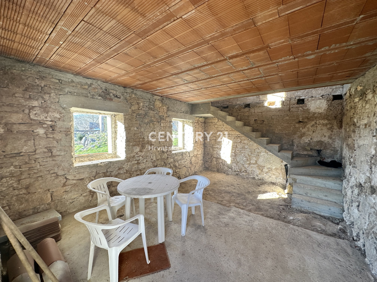 PAZIN, LINDAR, CASA IN PIETRA PARZIALMENTE RISTRUTTURATA CON CORTILE IN POSIZIONE TRANQUILLA