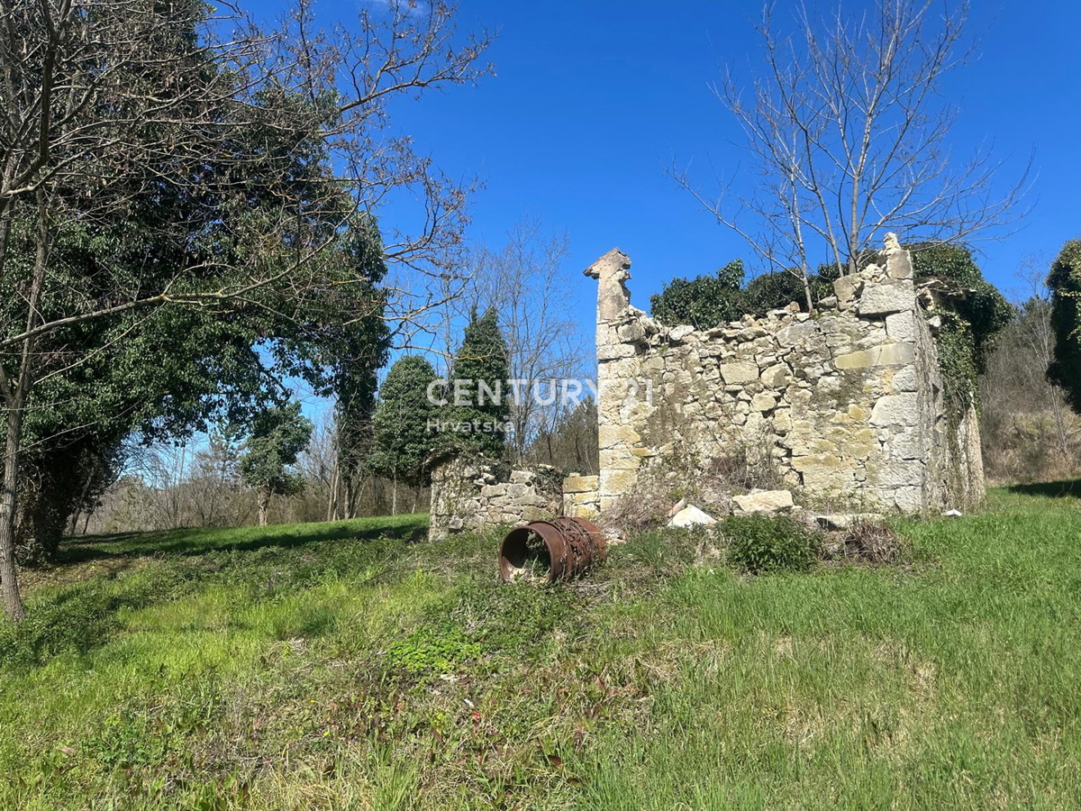 GROŽNJAN, IN VENDITA SPLENDIDA PROPRIETÀ CON VISTA APERTA SULLA NATURA