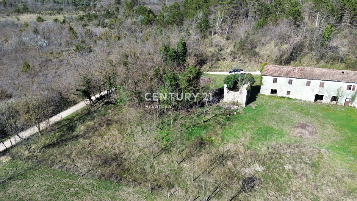 GROŽNJAN, IN VENDITA SPLENDIDA PROPRIETÀ CON VISTA APERTA SULLA NATURA