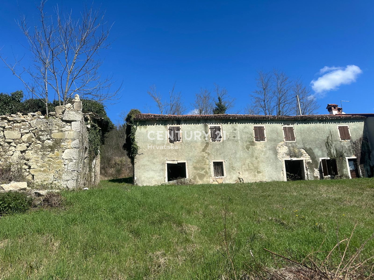 GROŽNJAN, IN VENDITA SPLENDIDA PROPRIETÀ CON VISTA APERTA SULLA NATURA