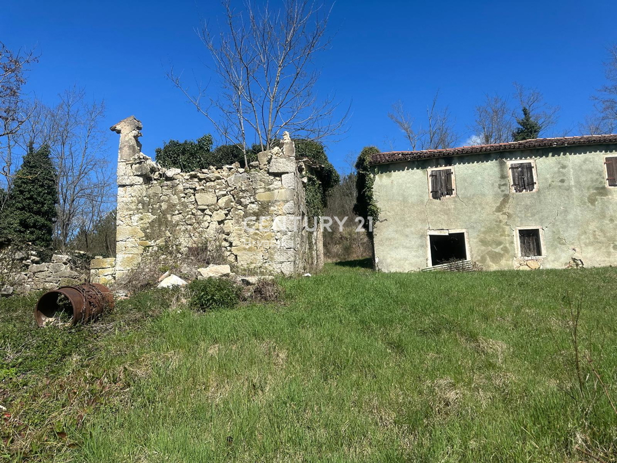 GROŽNJAN, IN VENDITA SPLENDIDA PROPRIETÀ CON VISTA APERTA SULLA NATURA