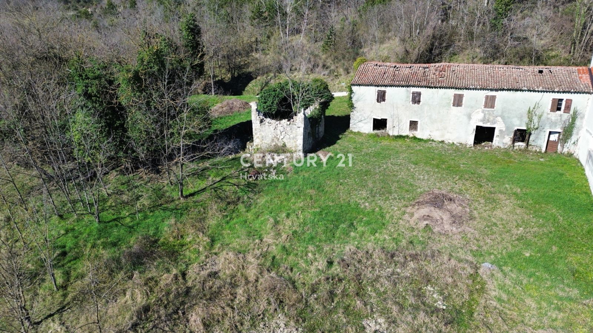 GROŽNJAN, IN VENDITA SPLENDIDA PROPRIETÀ CON VISTA APERTA SULLA NATURA