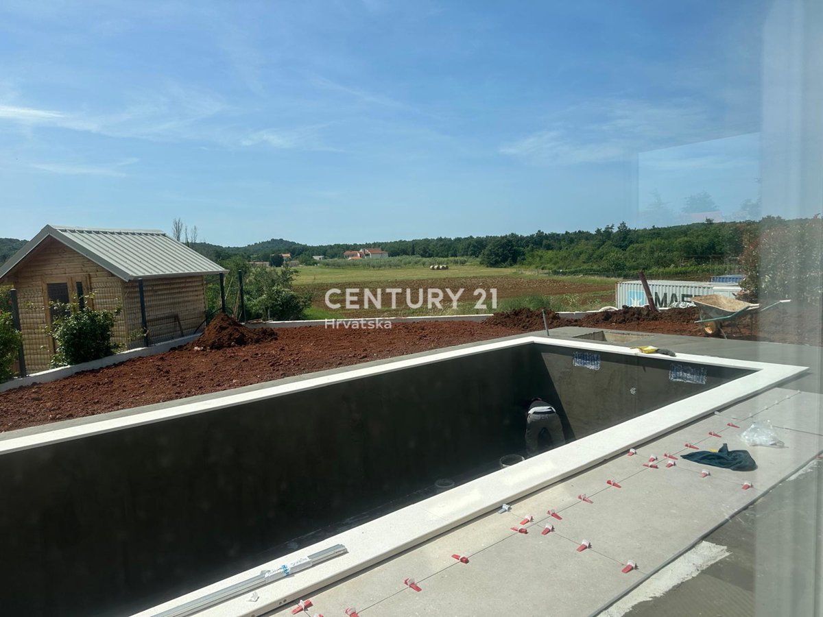 POREČ, VENDESI CASA CON PISCINA, NUOVA COSTRUZIONE, ULTIMA DISPONIBILE VICINO ALLA CINTURA VERDE