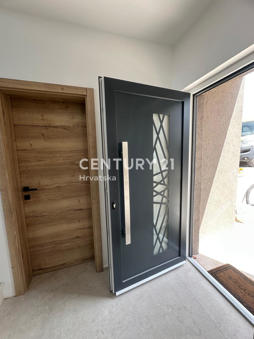 POREČ, VENDESI CASA CON PISCINA, NUOVA COSTRUZIONE, ULTIMA DISPONIBILE VICINO ALLA CINTURA VERDE