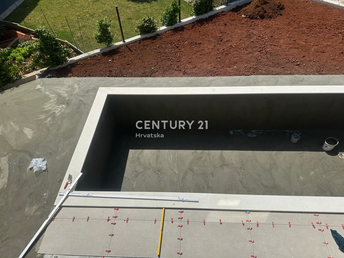 POREČ, VENDESI CASA CON PISCINA, NUOVA COSTRUZIONE, ULTIMA DISPONIBILE VICINO ALLA CINTURA VERDE