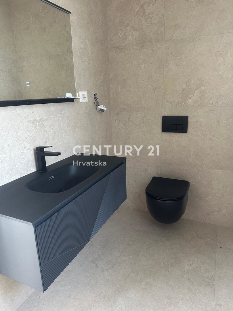 POREČ, VENDESI CASA CON PISCINA, NUOVA COSTRUZIONE, ULTIMA DISPONIBILE VICINO ALLA CINTURA VERDE