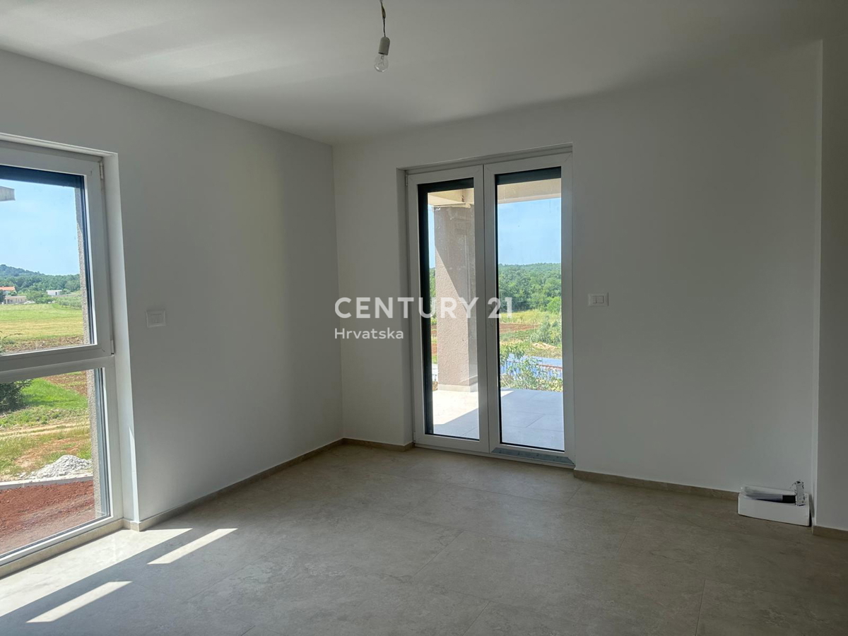 POREČ, VENDESI CASA CON PISCINA, NUOVA COSTRUZIONE, ULTIMA DISPONIBILE VICINO ALLA CINTURA VERDE