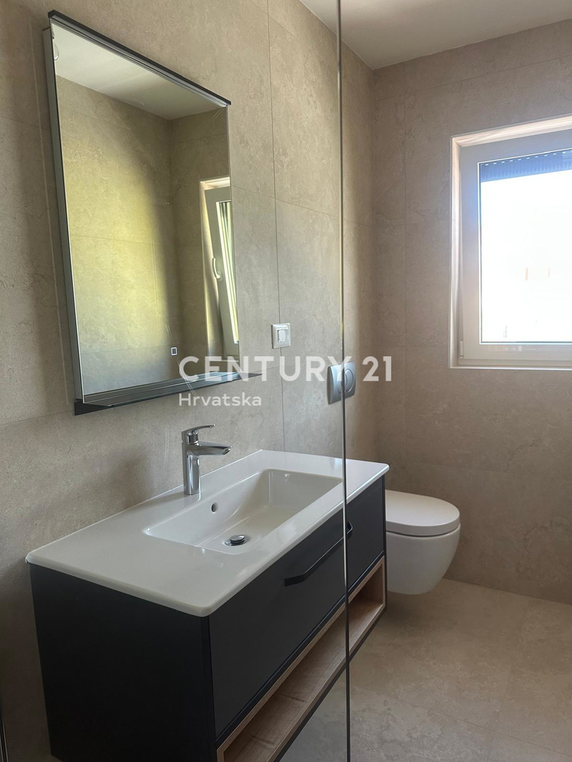 POREČ, VENDESI CASA CON PISCINA, NUOVA COSTRUZIONE, ULTIMA DISPONIBILE VICINO ALLA CINTURA VERDE