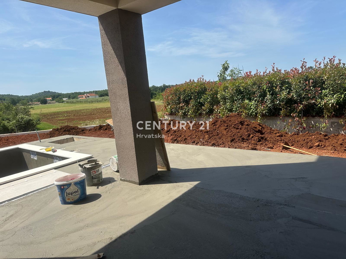 POREČ, VENDESI CASA CON PISCINA, NUOVA COSTRUZIONE, ULTIMA DISPONIBILE VICINO ALLA CINTURA VERDE