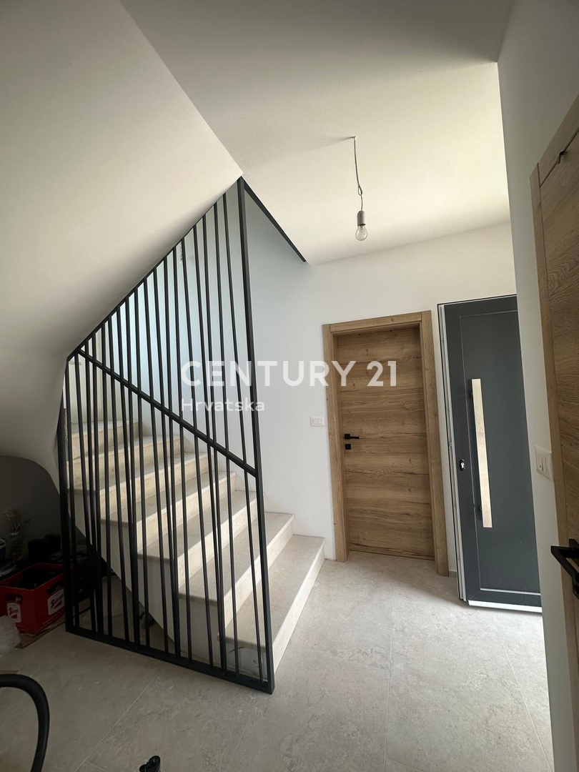 POREČ, VENDESI CASA CON PISCINA, NUOVA COSTRUZIONE, ULTIMA DISPONIBILE VICINO ALLA CINTURA VERDE