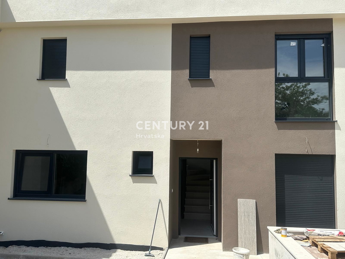 POREČ, VENDESI CASA CON PISCINA, NUOVA COSTRUZIONE, ULTIMA DISPONIBILE VICINO ALLA CINTURA VERDE