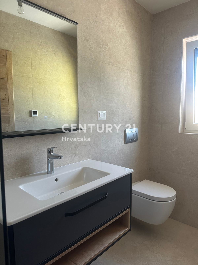 POREČ, VENDESI CASA CON PISCINA, NUOVA COSTRUZIONE, ULTIMA DISPONIBILE VICINO ALLA CINTURA VERDE