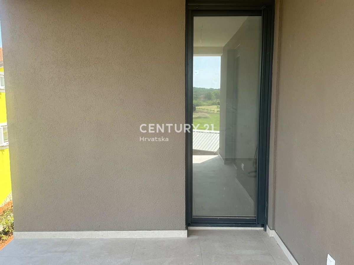 POREČ, VENDESI CASA CON PISCINA, NUOVA COSTRUZIONE, ULTIMA DISPONIBILE VICINO ALLA CINTURA VERDE