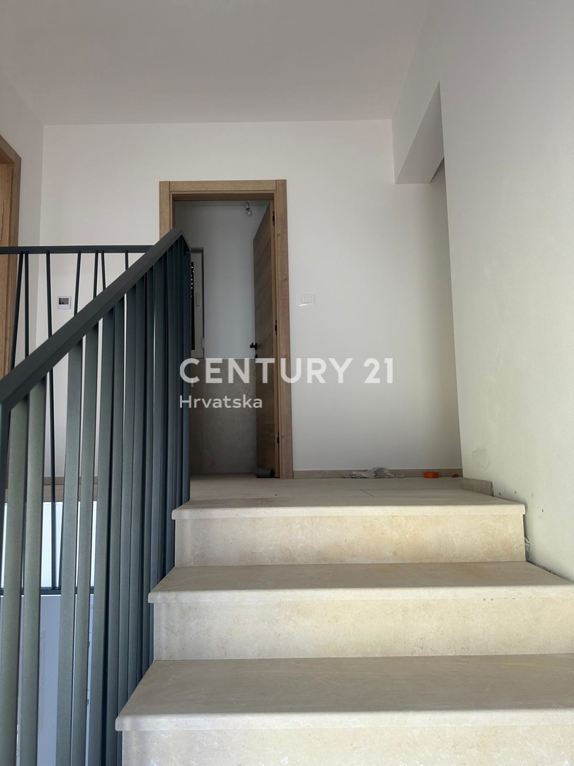 POREČ, VENDESI CASA CON PISCINA, NUOVA COSTRUZIONE, ULTIMA DISPONIBILE VICINO ALLA CINTURA VERDE