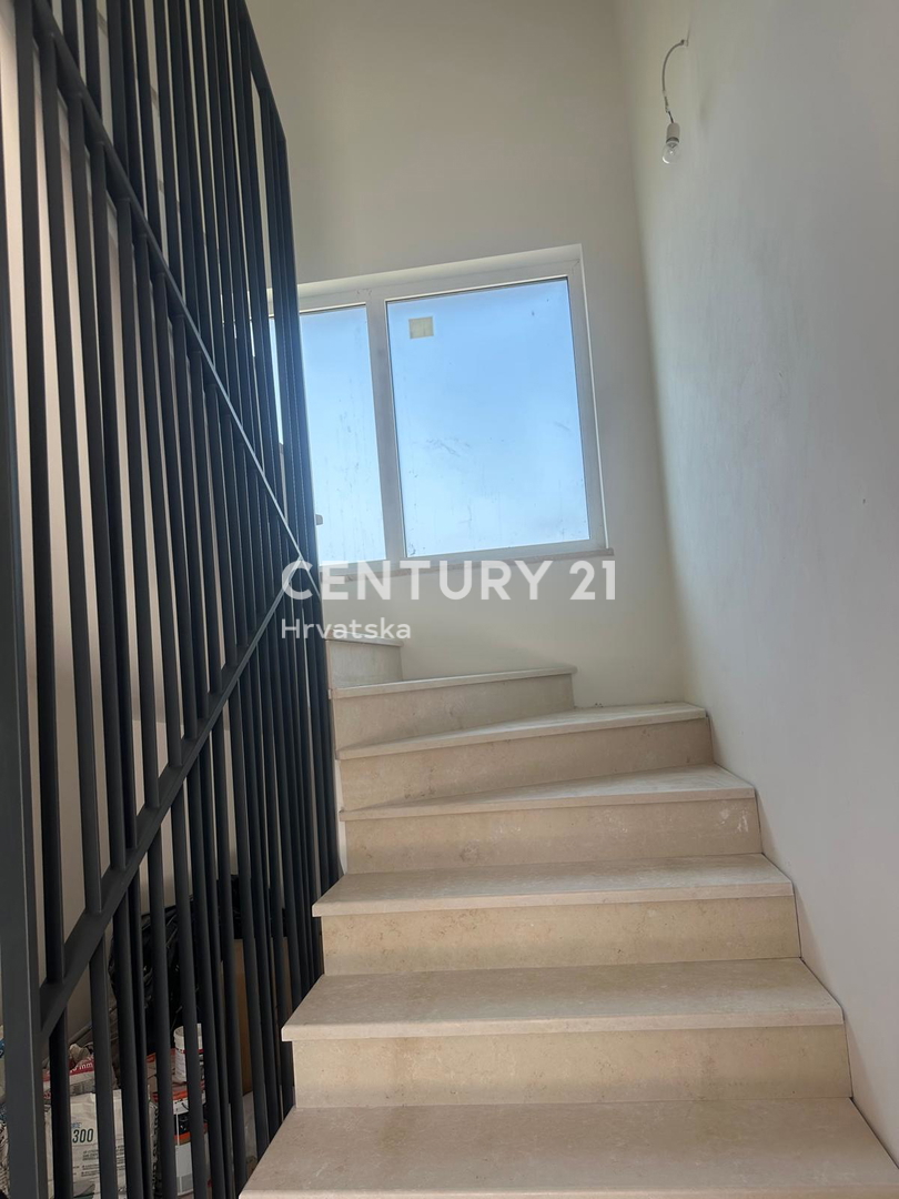 POREČ, VENDESI CASA CON PISCINA, NUOVA COSTRUZIONE, ULTIMA DISPONIBILE VICINO ALLA CINTURA VERDE