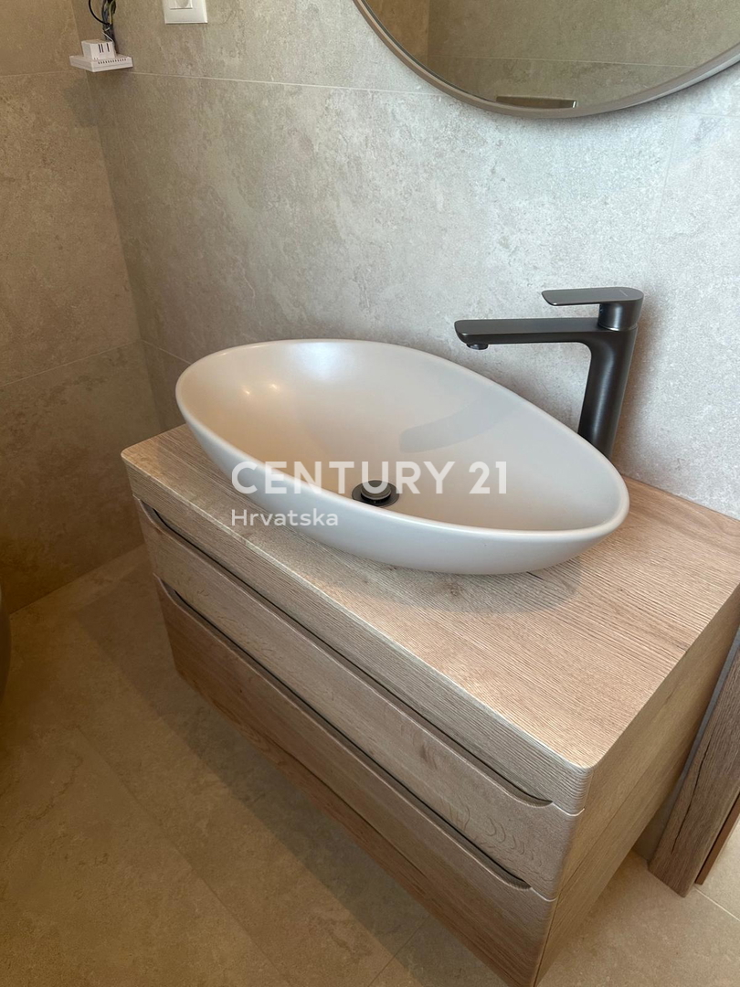 POREČ, VENDESI CASA CON PISCINA, NUOVA COSTRUZIONE, ULTIMA DISPONIBILE VICINO ALLA CINTURA VERDE