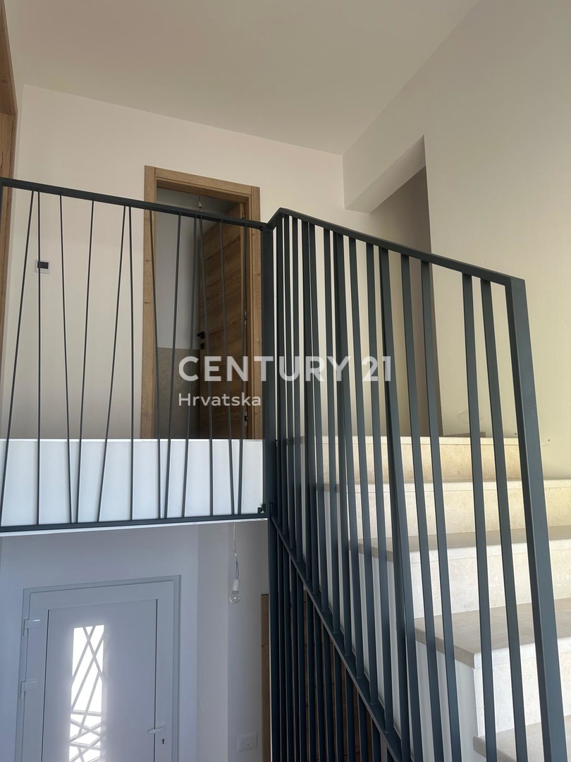 POREČ, VENDESI CASA CON PISCINA, NUOVA COSTRUZIONE, ULTIMA DISPONIBILE VICINO ALLA CINTURA VERDE