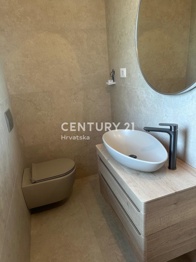 POREČ, VENDESI CASA CON PISCINA, NUOVA COSTRUZIONE, ULTIMA DISPONIBILE VICINO ALLA CINTURA VERDE