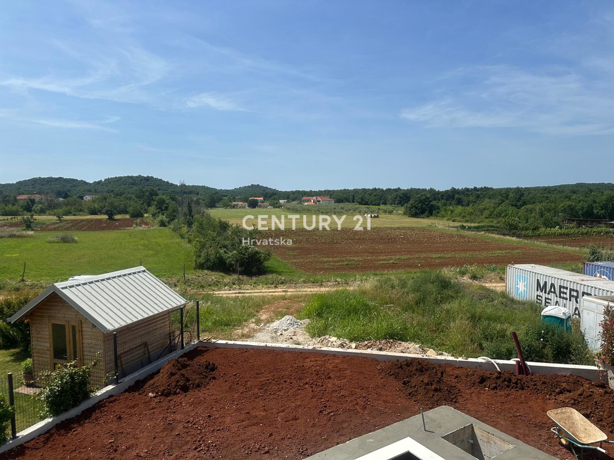 POREČ, VENDESI CASA CON PISCINA, NUOVA COSTRUZIONE, ULTIMA DISPONIBILE VICINO ALLA CINTURA VERDE