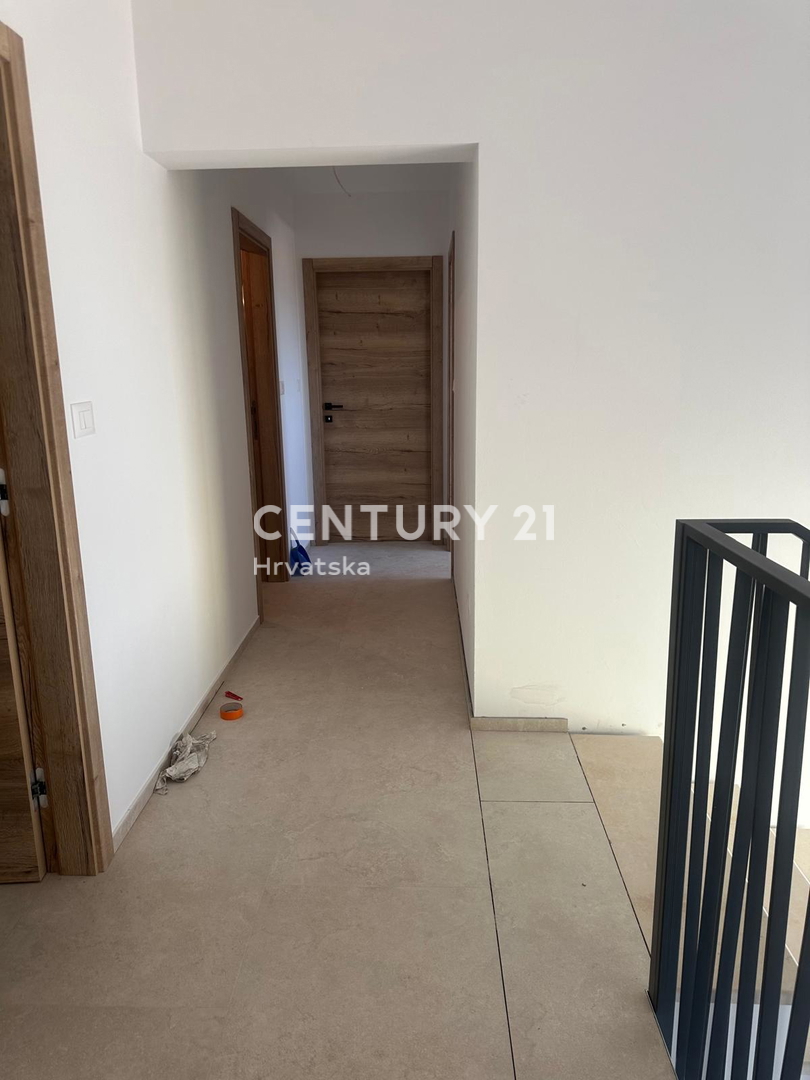 POREČ, VENDESI CASA CON PISCINA, NUOVA COSTRUZIONE, ULTIMA DISPONIBILE VICINO ALLA CINTURA VERDE