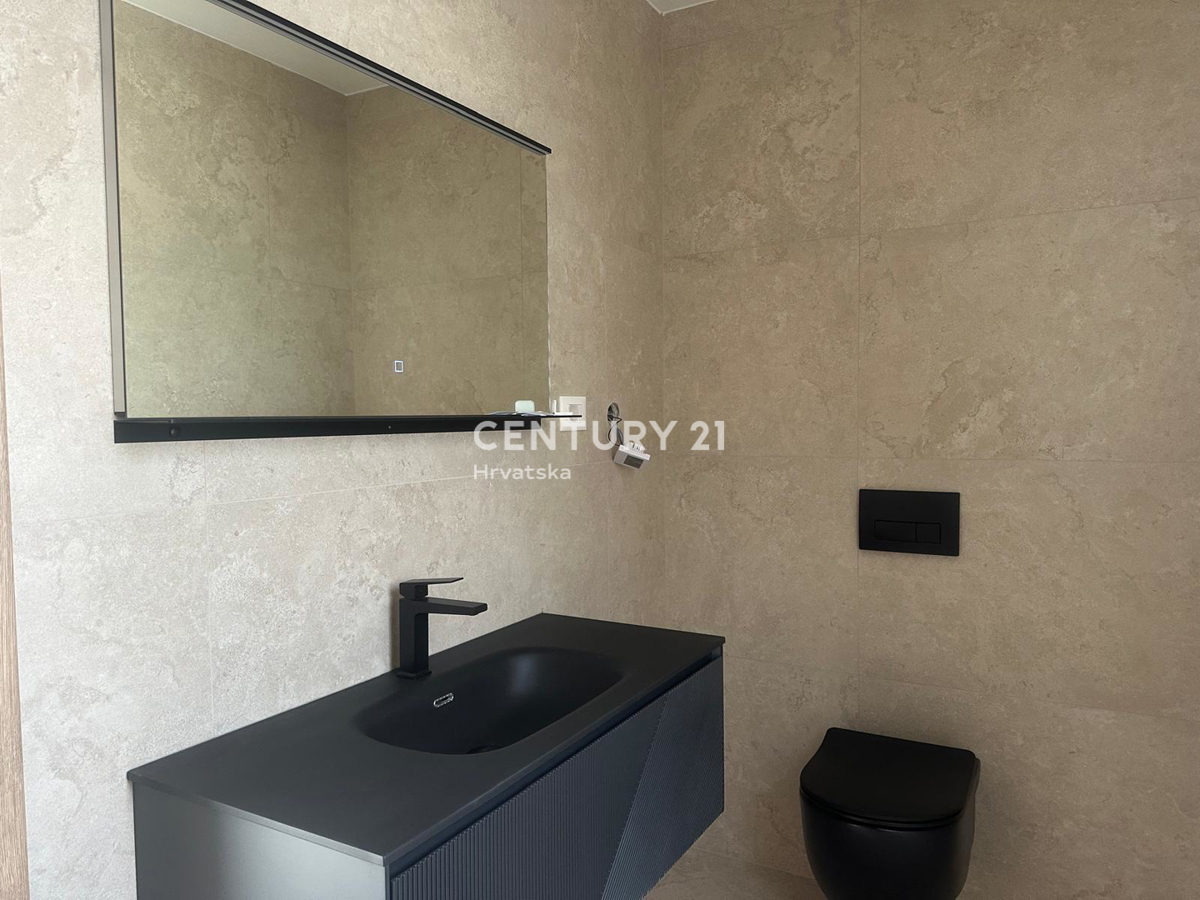 POREČ, VENDESI CASA CON PISCINA, NUOVA COSTRUZIONE, ULTIMA DISPONIBILE VICINO ALLA CINTURA VERDE