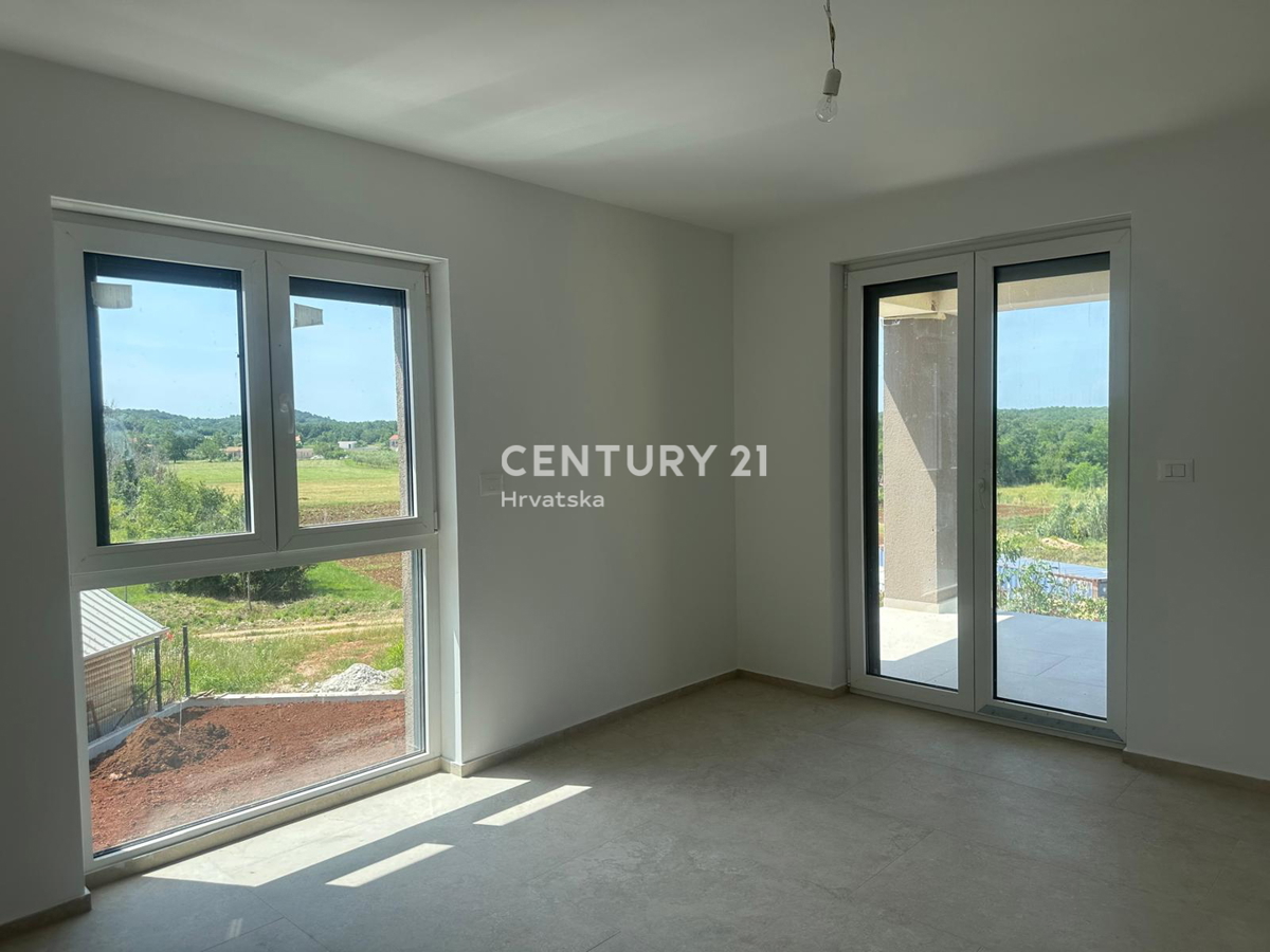 POREČ, VENDESI CASA CON PISCINA, NUOVA COSTRUZIONE, ULTIMA DISPONIBILE VICINO ALLA CINTURA VERDE