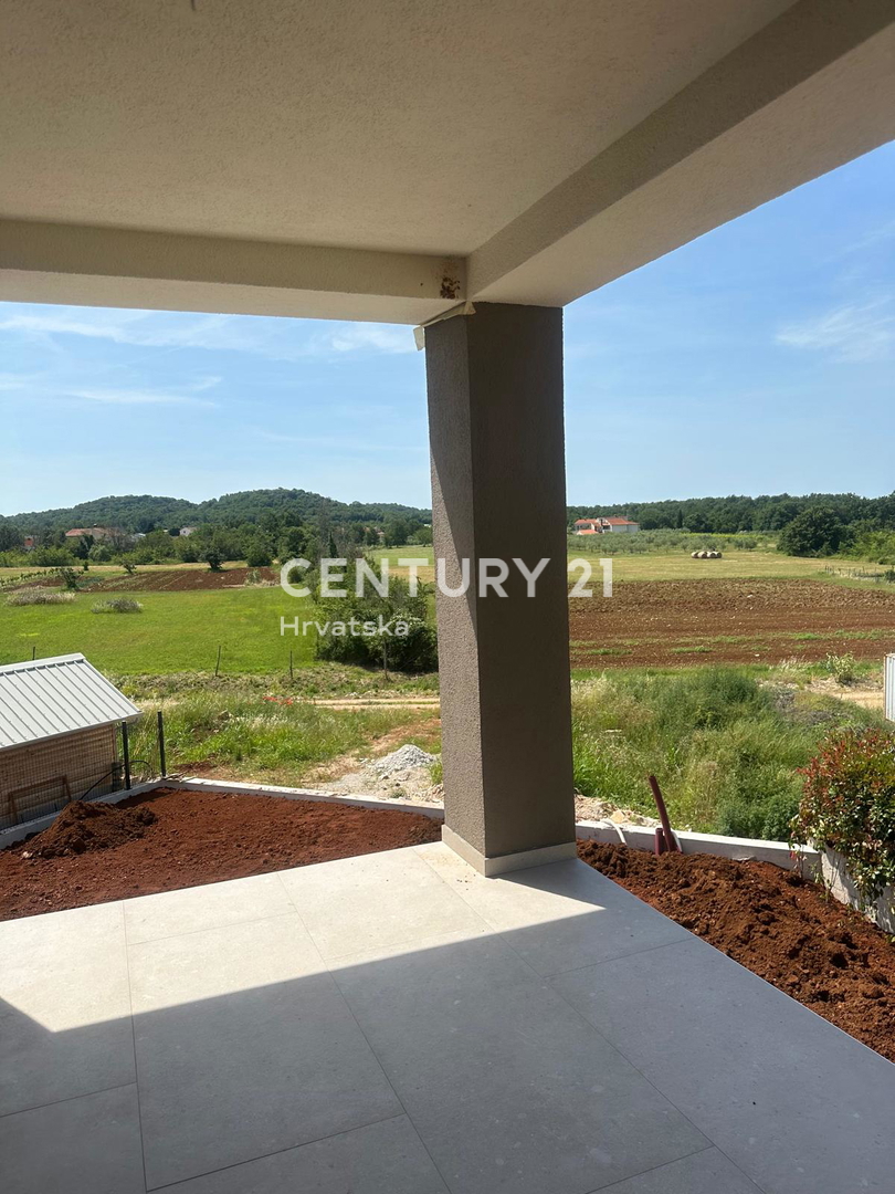 POREČ, VENDESI CASA CON PISCINA, NUOVA COSTRUZIONE, ULTIMA DISPONIBILE VICINO ALLA CINTURA VERDE